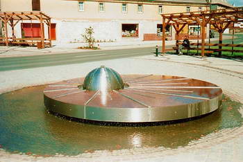 Der "gewhnungsbedrftige" Springbrunnen auf dem Rathenauplatz